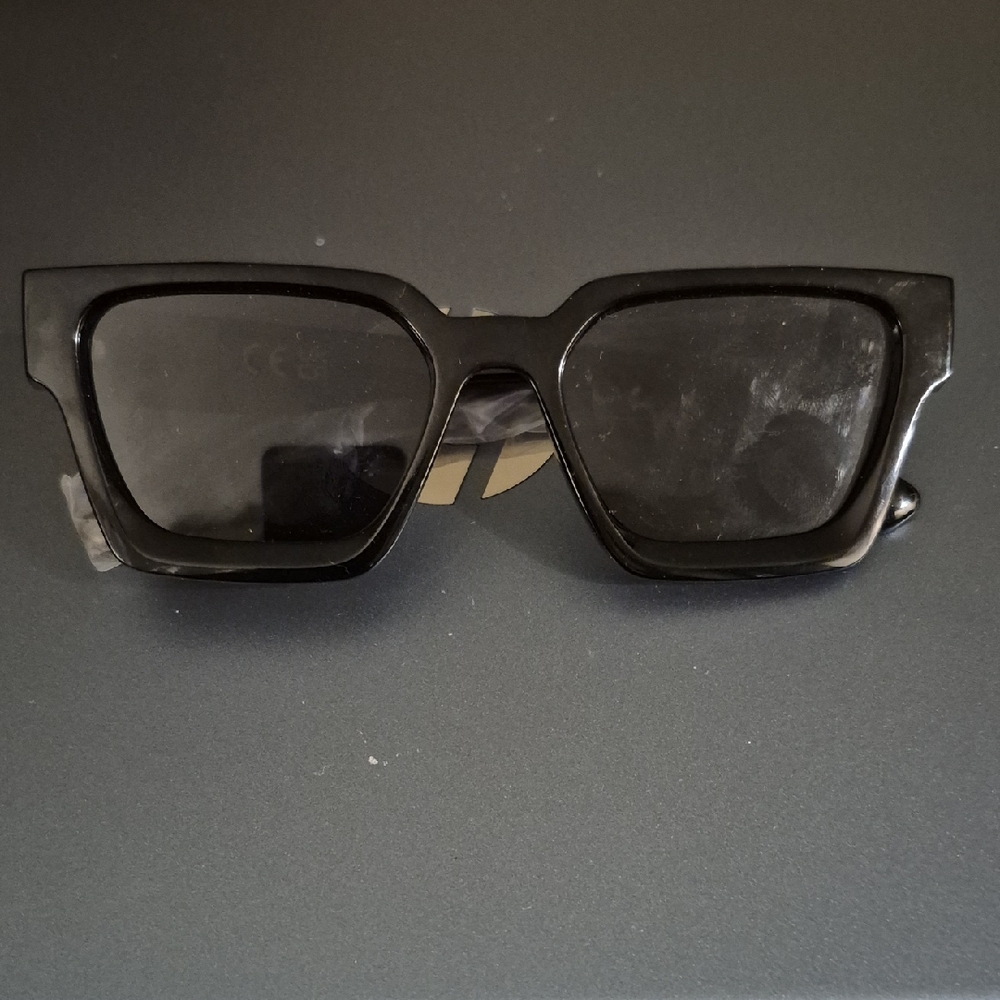 Elegant Black Square Sunglasses